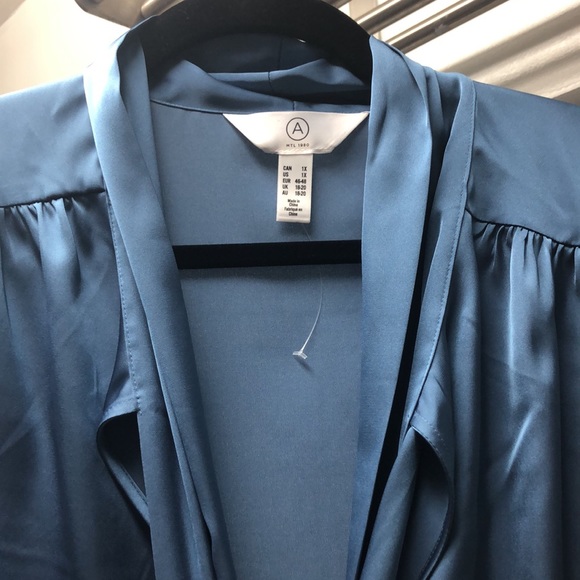 SOLD 
Blue blouse with a tie, 1x - Picture 2 of 3